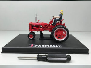 Farmall C mit Fahrerin- Mit Umbausatz für Row Crop ( 3-Rad ) Version