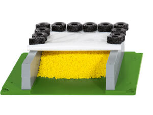 Fahrsilo mit Plane und Reifen