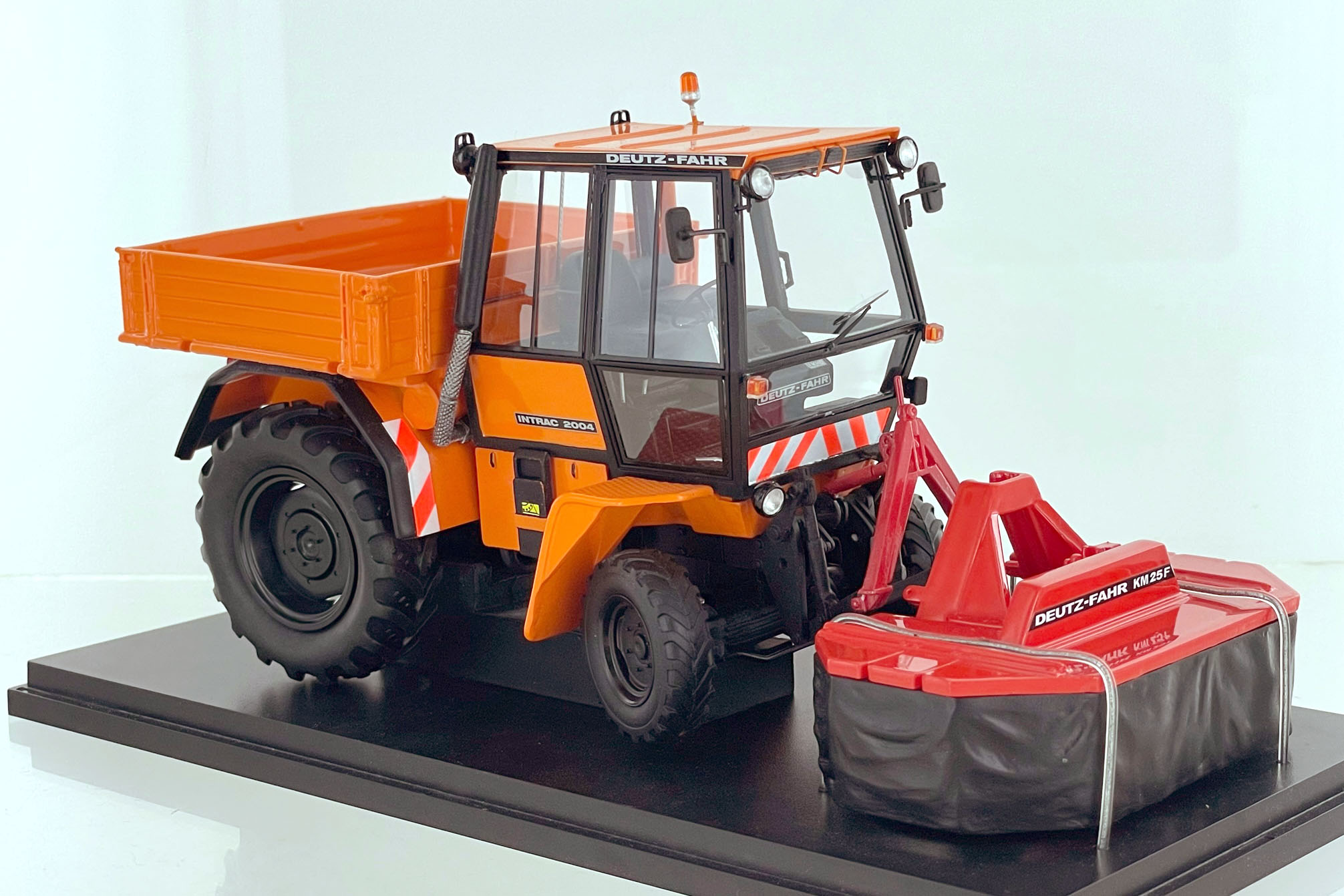 Deutz Intrac 2004 mit Pritsche und Deutz KM25F Mähwerk( Kommunal )- limitierte Auflage 300 Stk. -