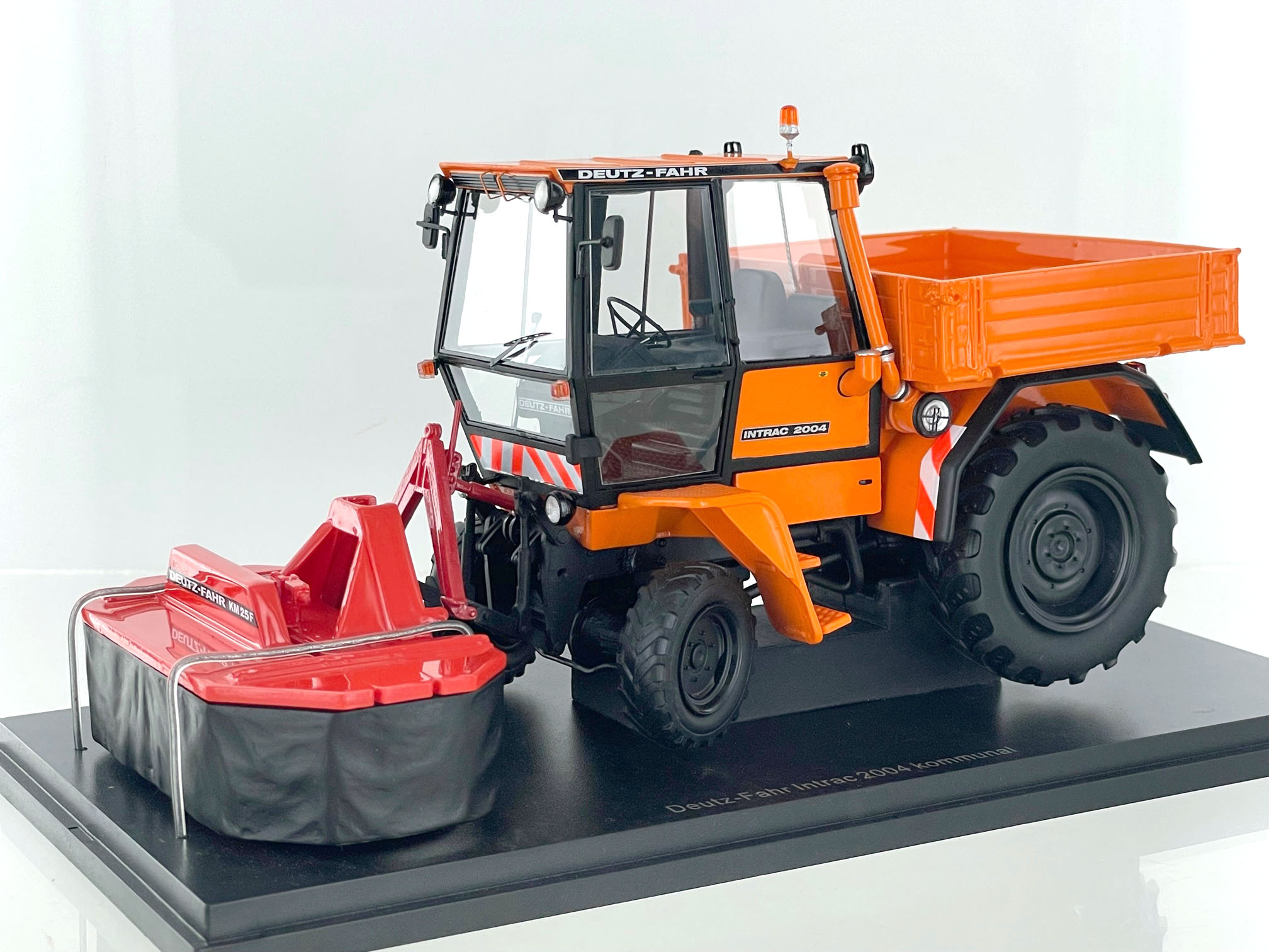 Deutz Intrac 2004 mit Pritsche und Deutz KM25F Mähwerk( Kommunal )- limitierte Auflage 300 Stk. - – Bild 2